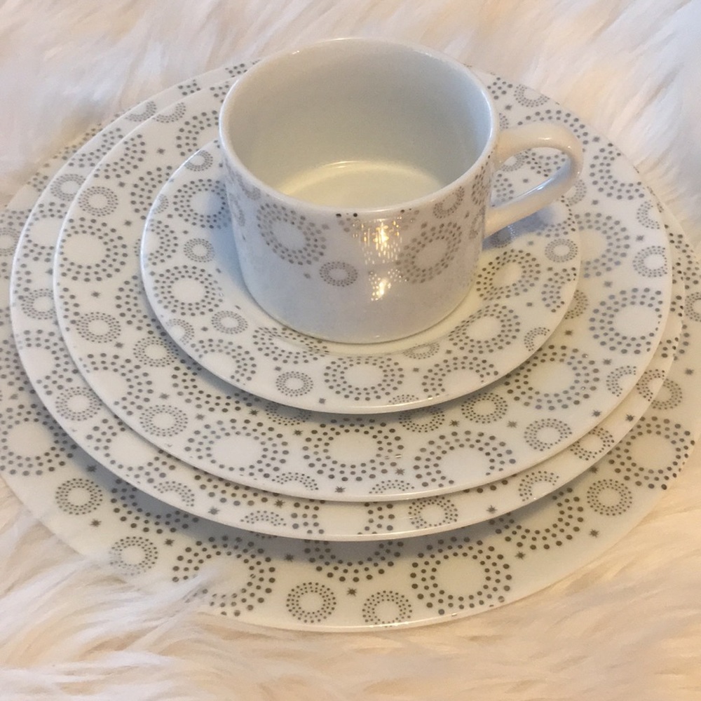 New Euro ceramica dotted circles place setting